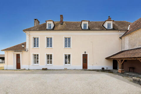 Ancien logis de charme du XVIIe et ses vastes dépendances dans un village en bord de Marne