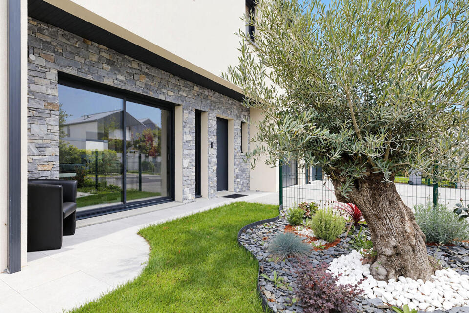Villa contemporaine lumineuse avec jardin et prestations de qualité