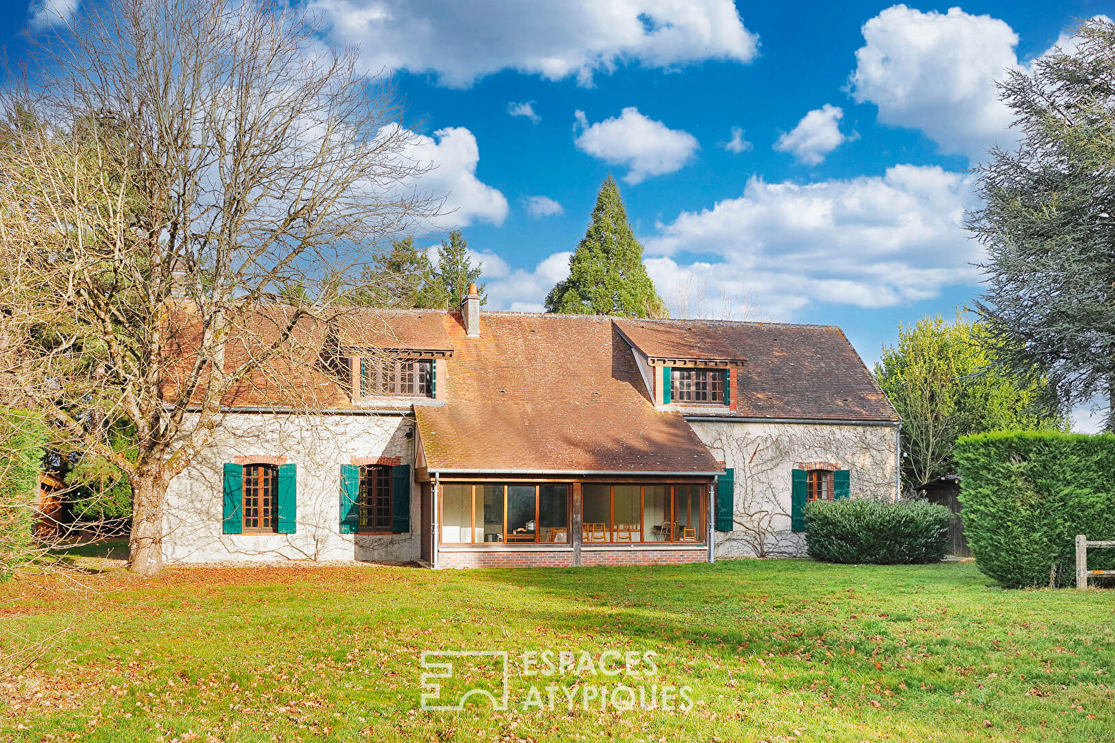 Longère de caractère et dépendances au coeur d'un parc arboré