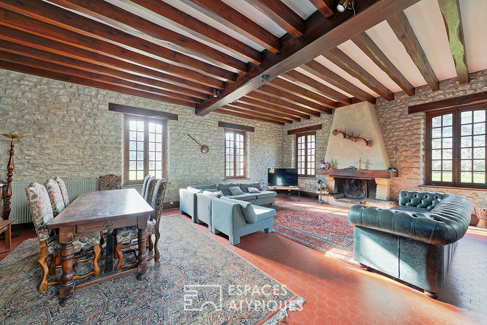 Longère de caractère et dépendances au coeur d&rsquo;un parc arboré