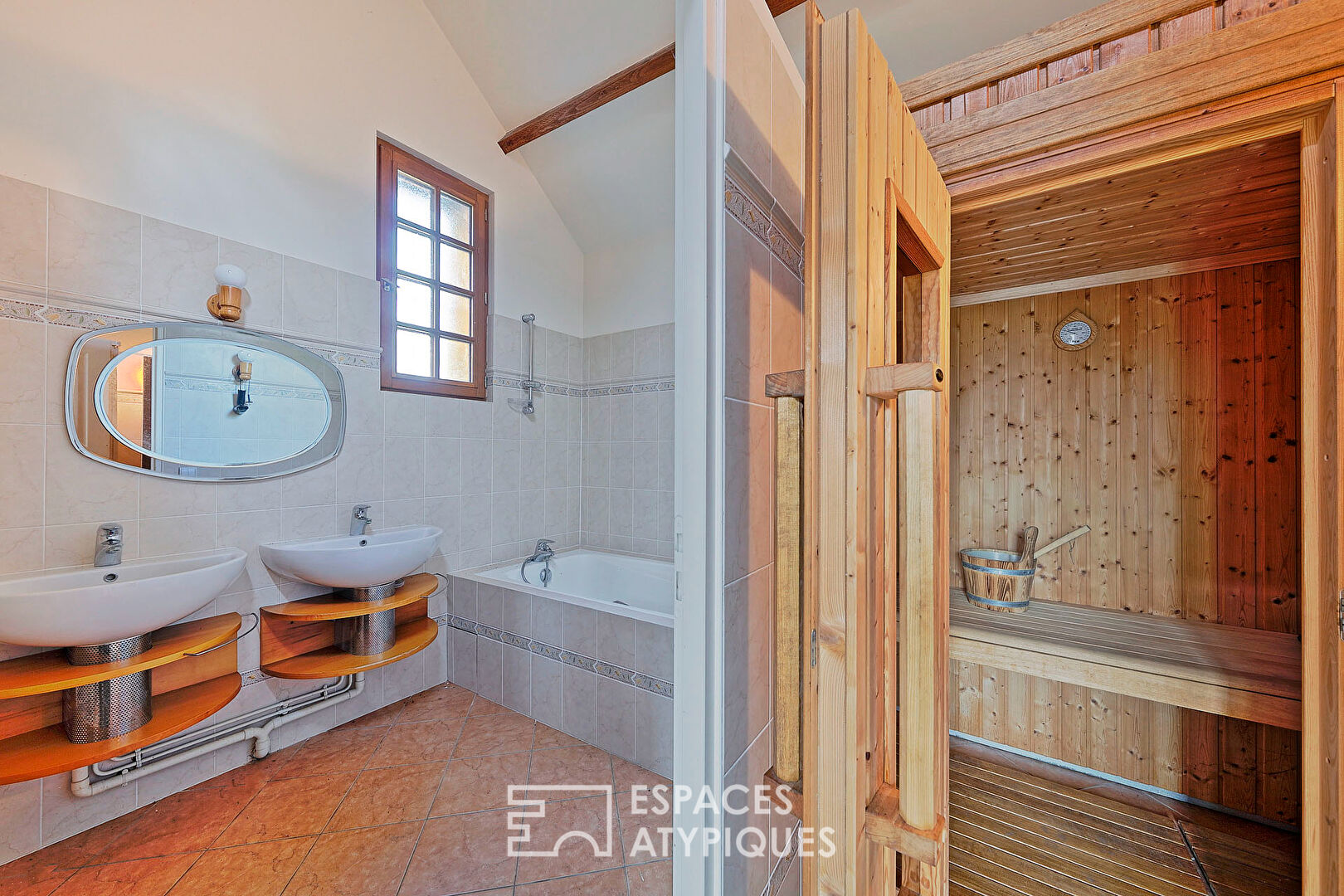 Longère de caractère et dépendances au coeur d&rsquo;un parc arboré