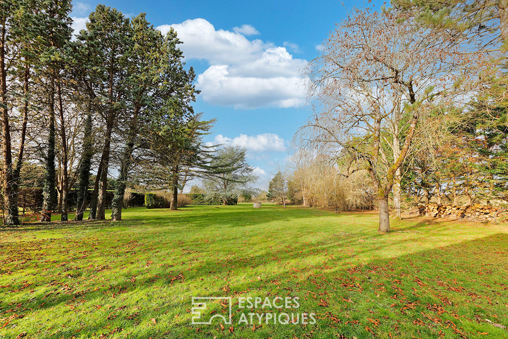 Longère de caractère et dépendances au coeur d&rsquo;un parc arboré