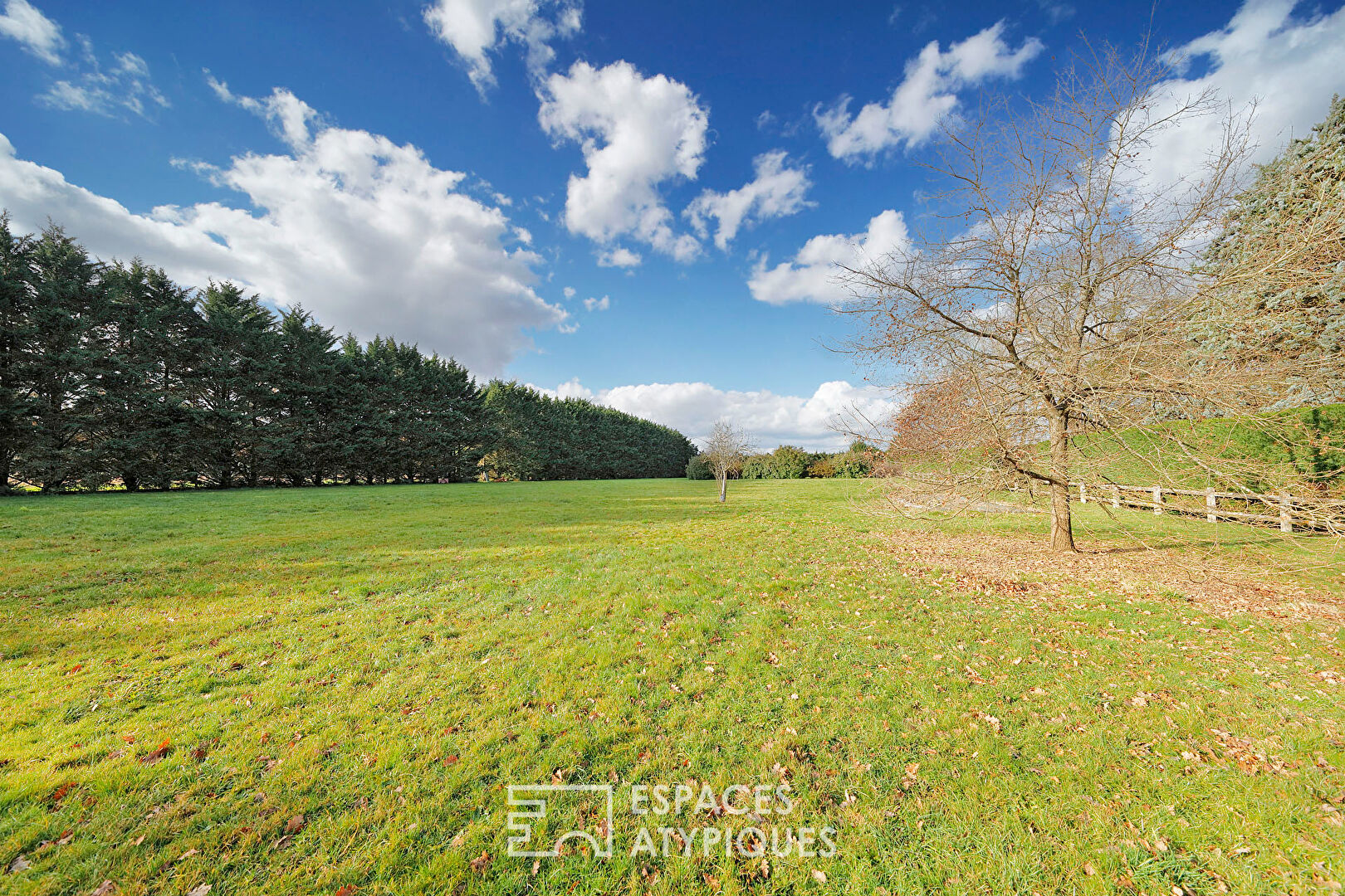 Longère de caractère et dépendances au coeur d&rsquo;un parc arboré