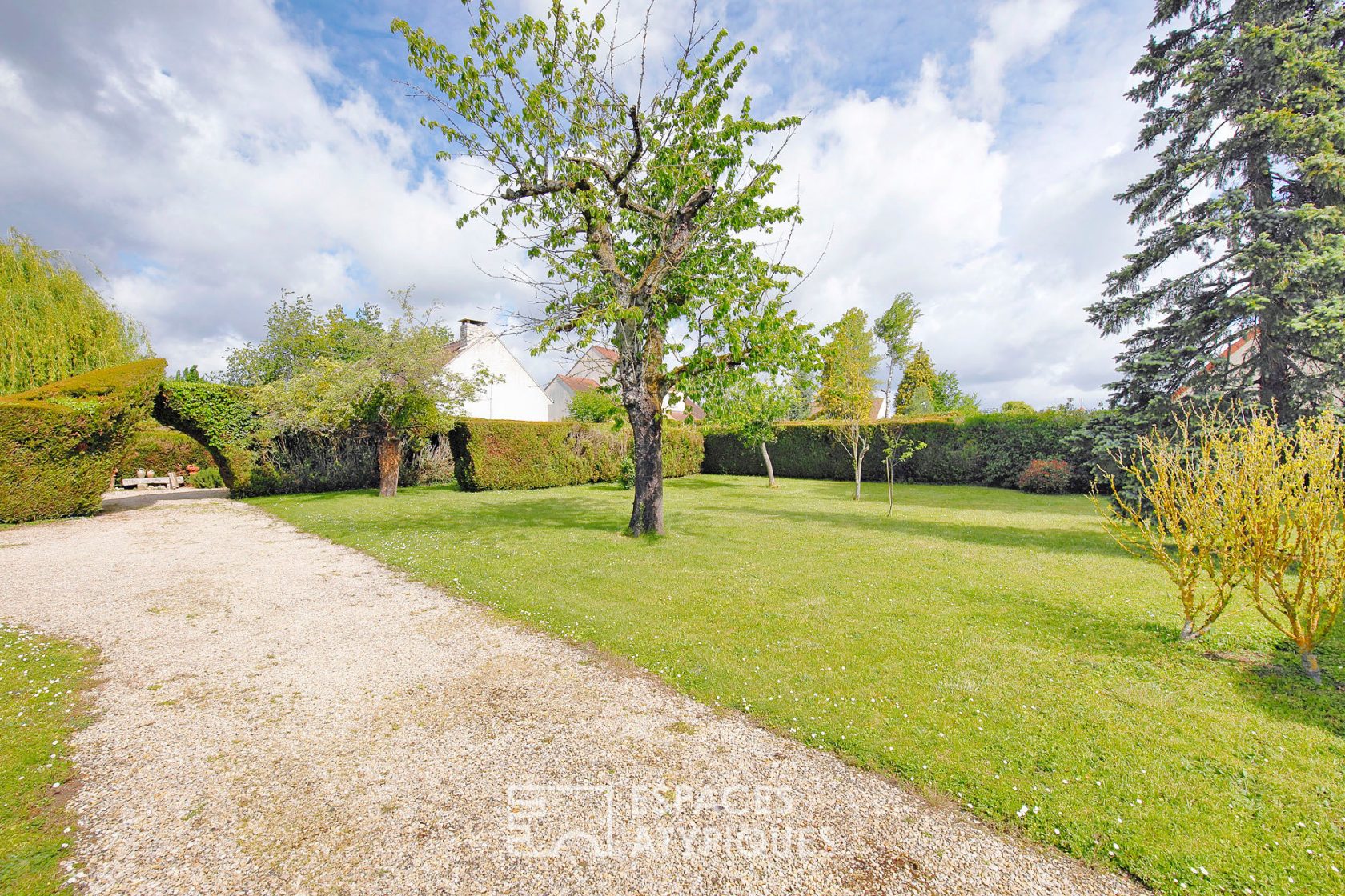 Authentique Longère avec jardin et dépendances