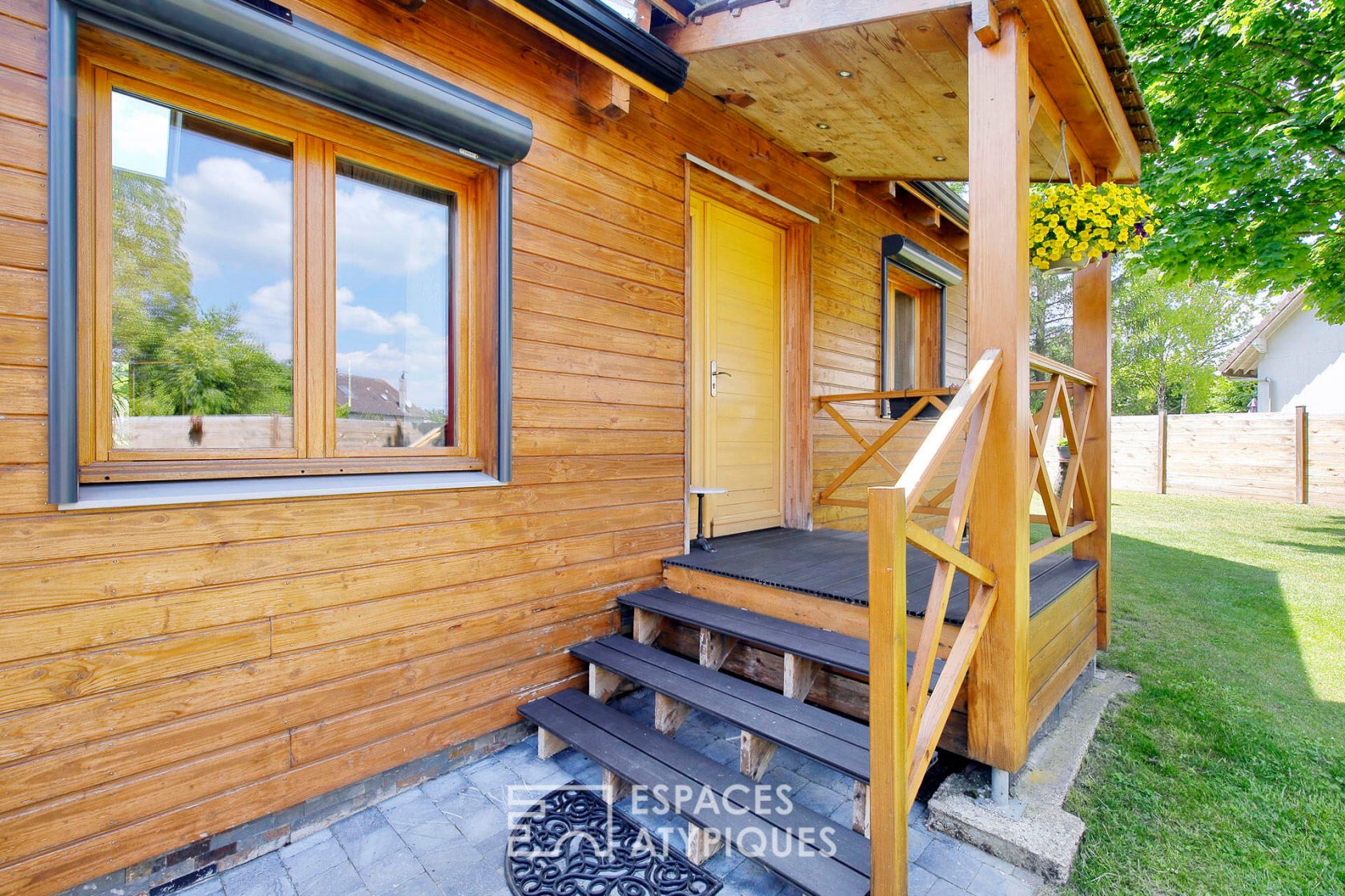 Bioclimatic wooden frame house and its garden