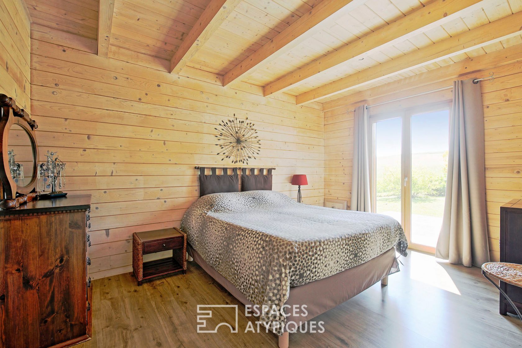 Bioclimatic wooden frame house and its garden