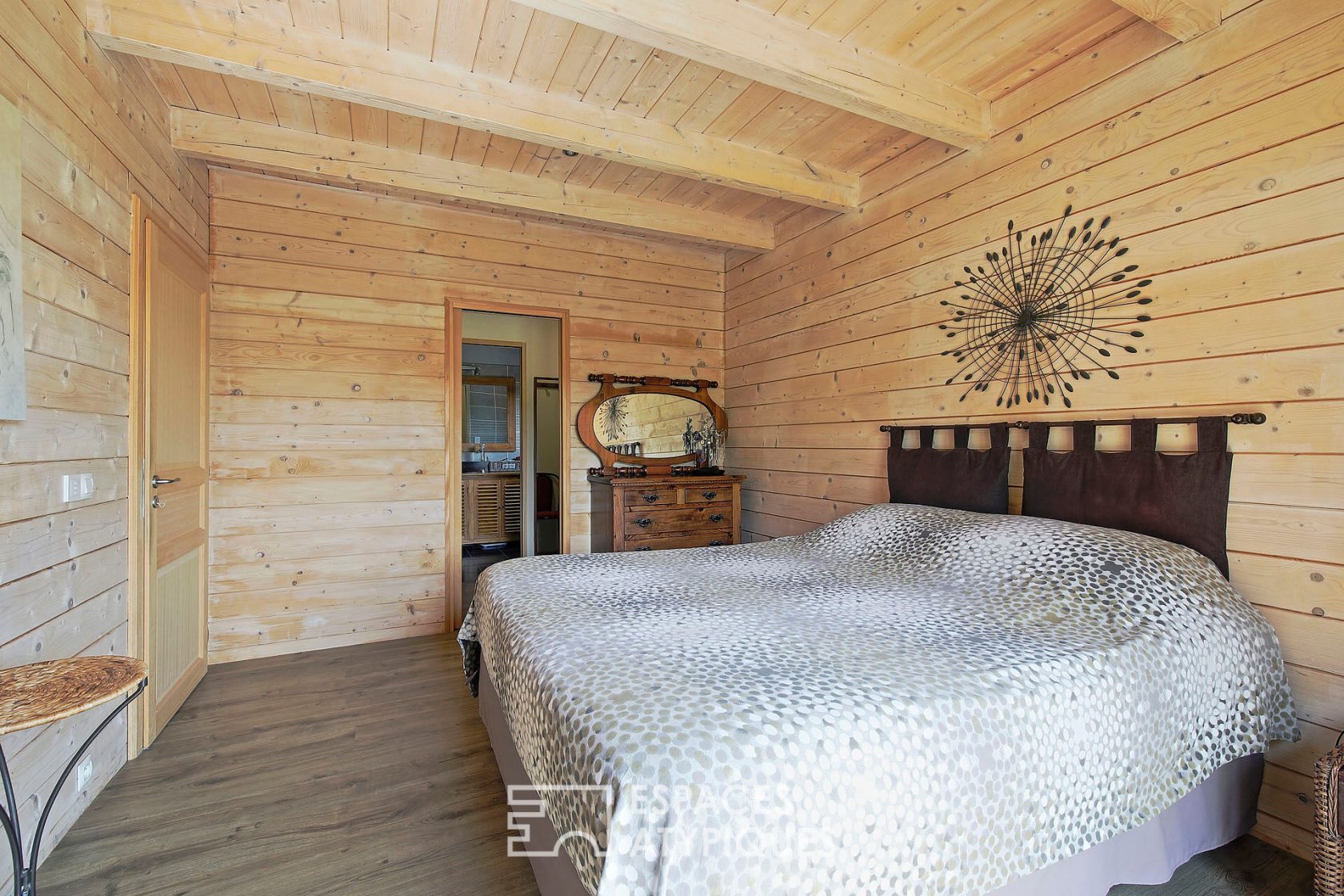 Bioclimatic wooden frame house and its garden