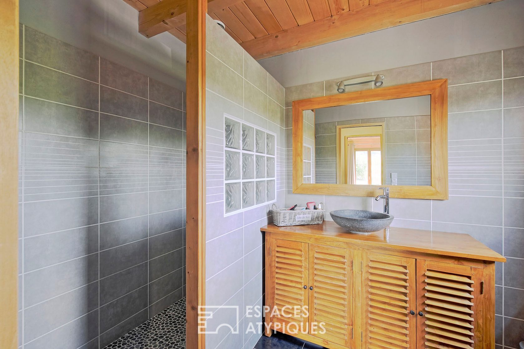 Bioclimatic wooden frame house and its garden