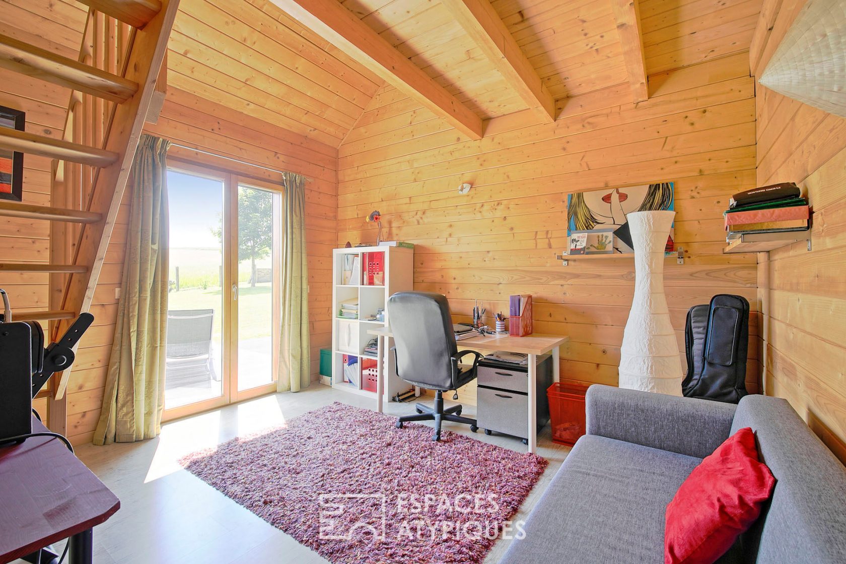Bioclimatic wooden frame house and its garden