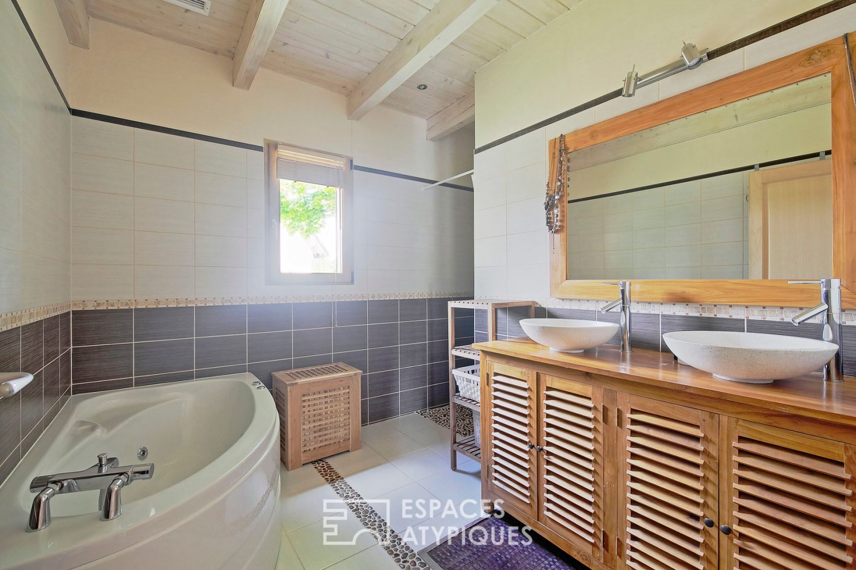 Bioclimatic wooden frame house and its garden