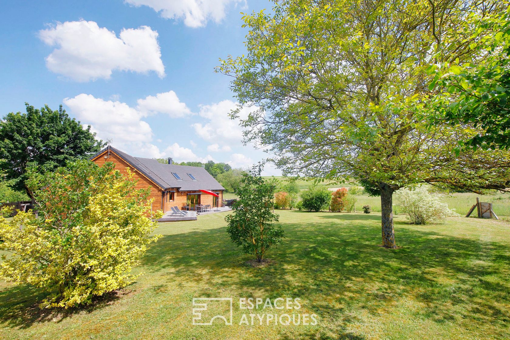 Bioclimatic wooden frame house and its garden