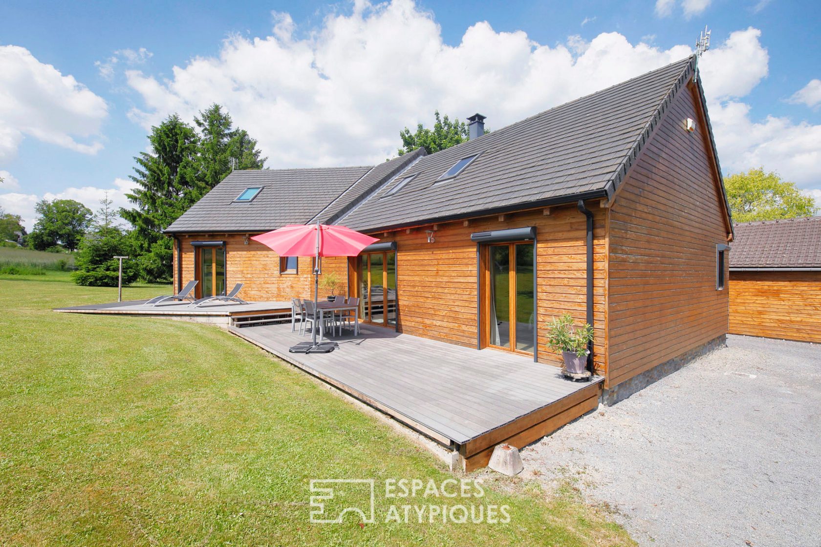 Bioclimatic wooden frame house and its garden