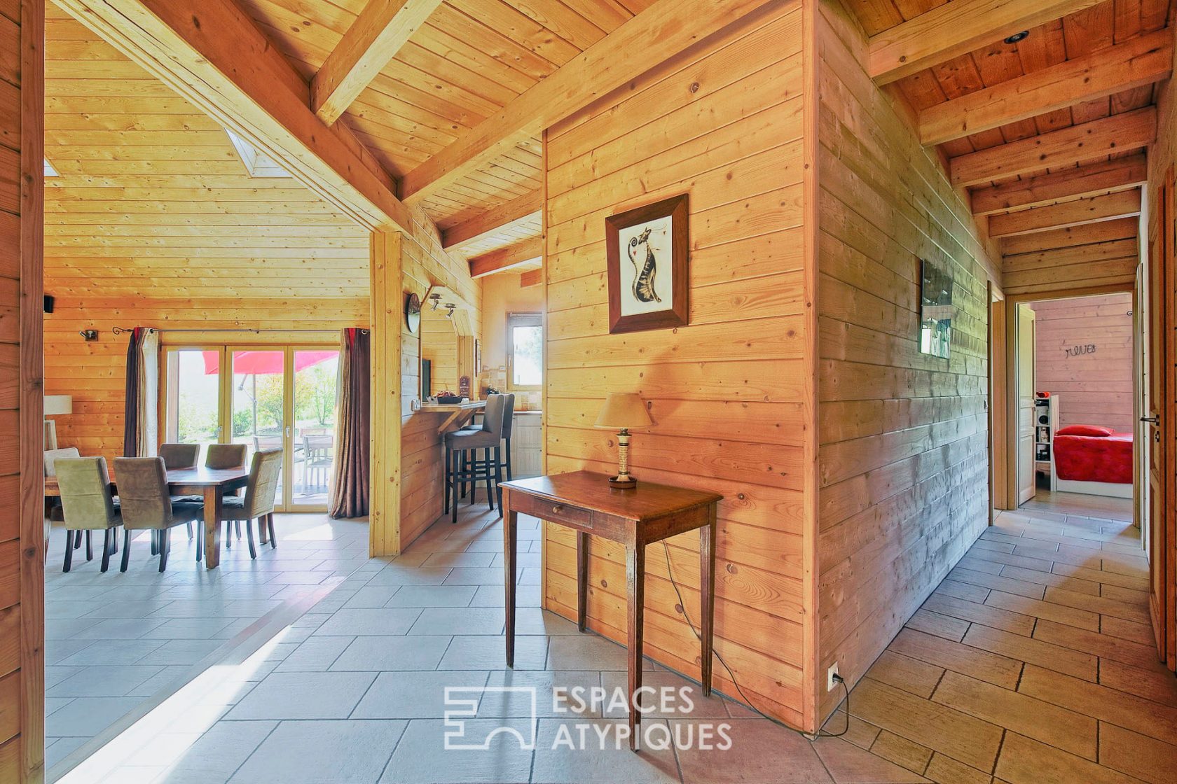 Bioclimatic wooden frame house and its garden