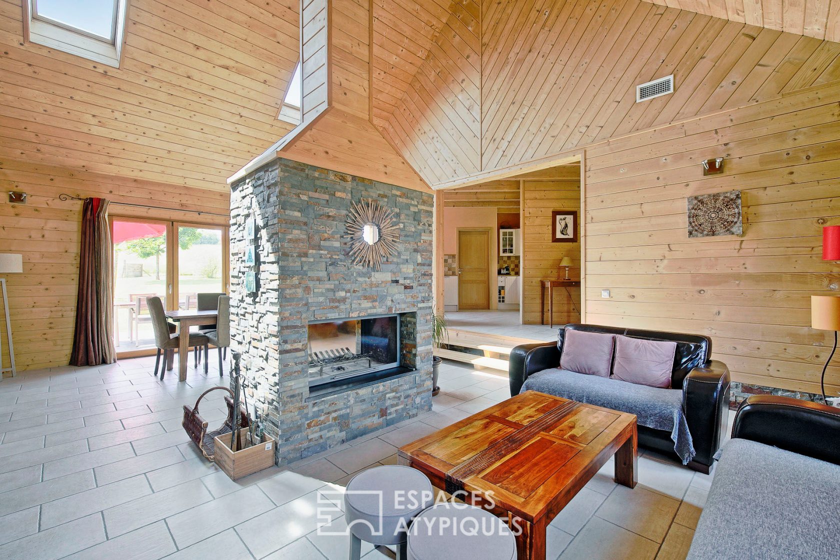 Bioclimatic wooden frame house and its garden