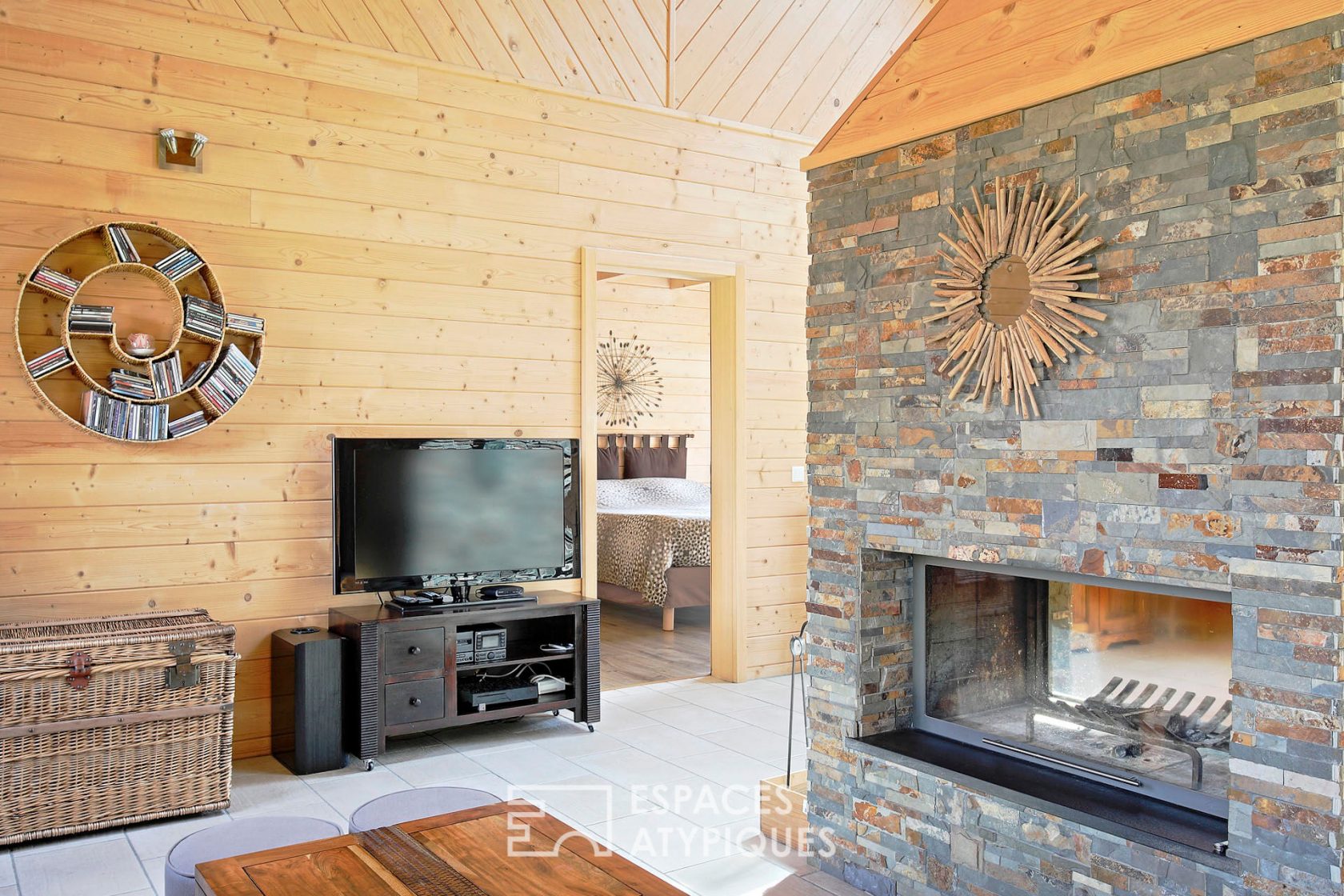Bioclimatic wooden frame house and its garden