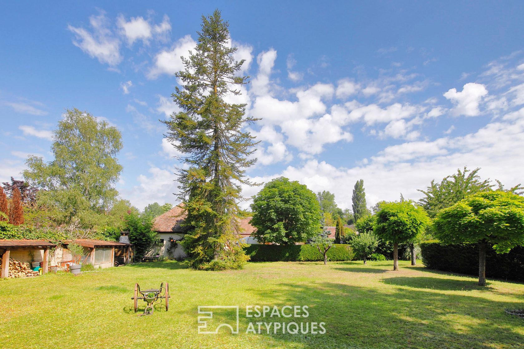 Longère à rénover avec son parc et piscine