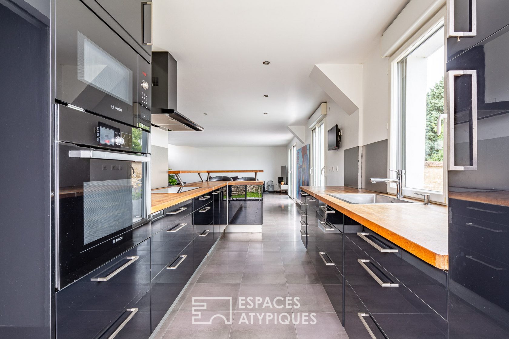 Maison d’architecte contemporaine avec piscine et dépendances