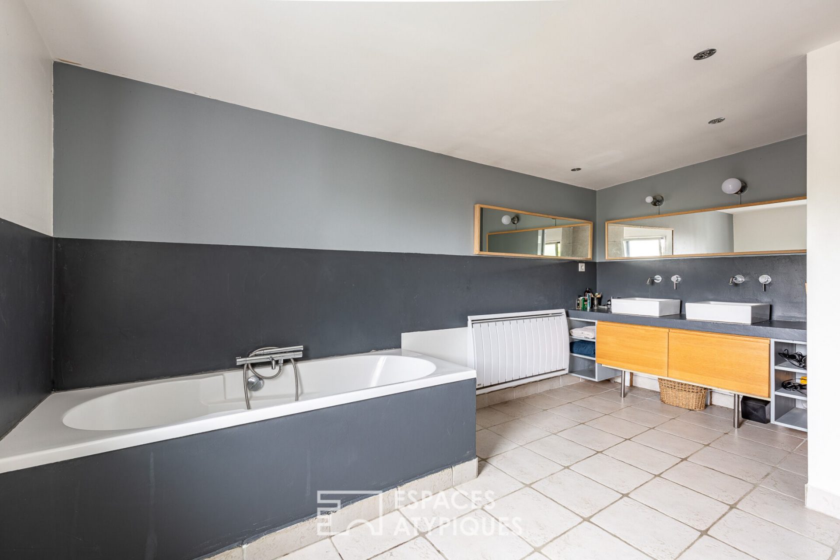 Maison d’architecte contemporaine avec piscine et dépendances