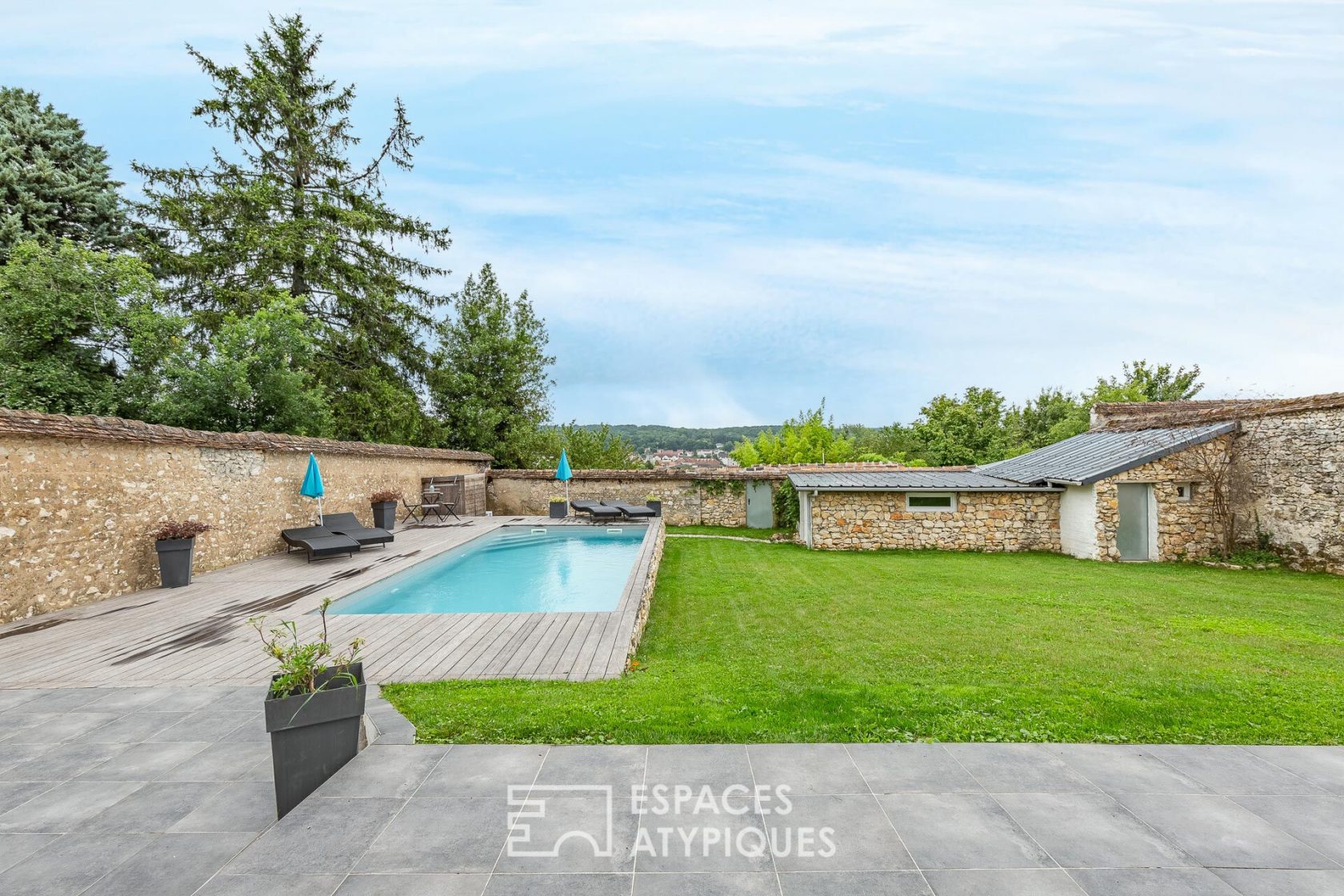 Maison d’architecte contemporaine avec piscine et dépendances