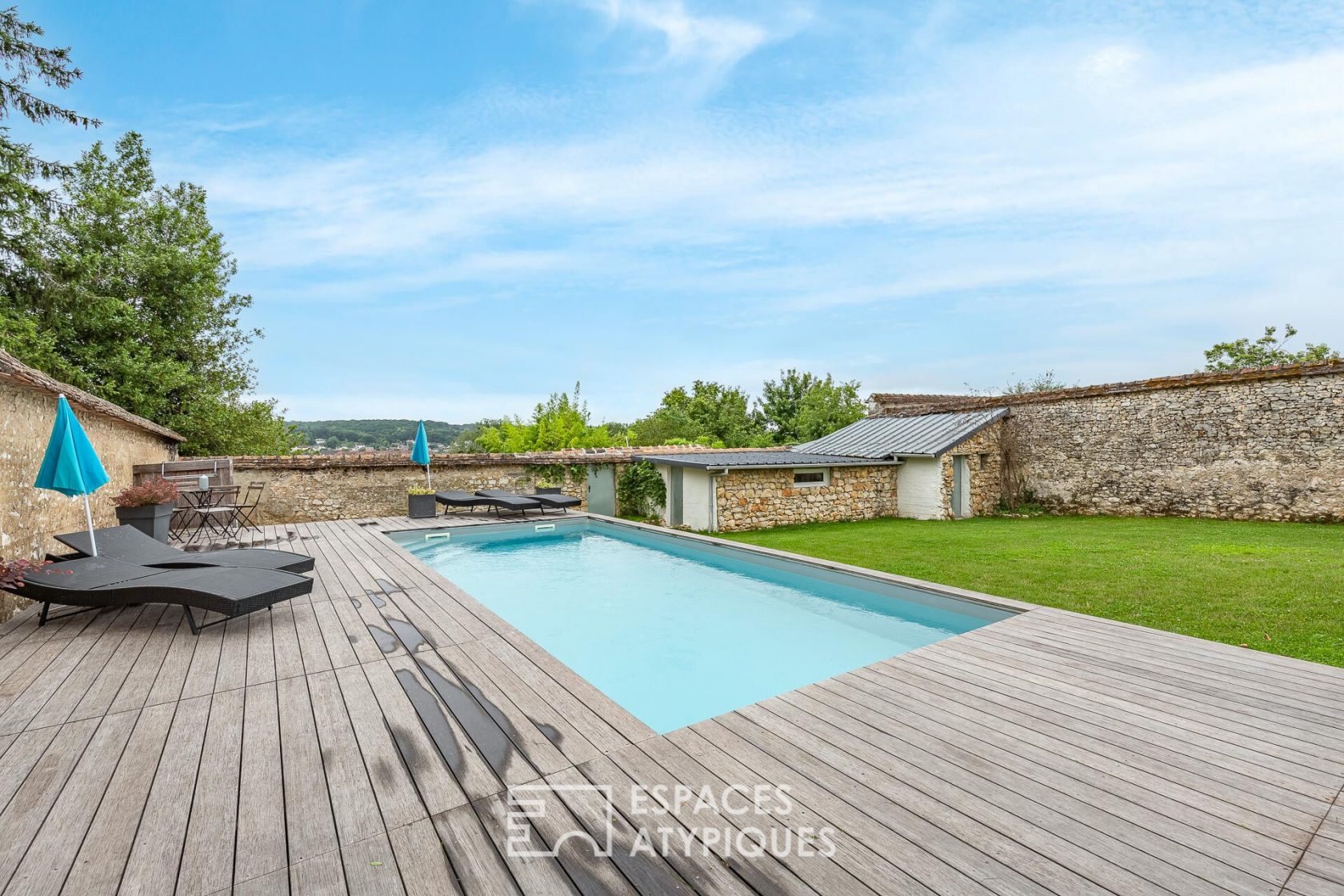 Maison d’architecte contemporaine avec piscine et dépendances