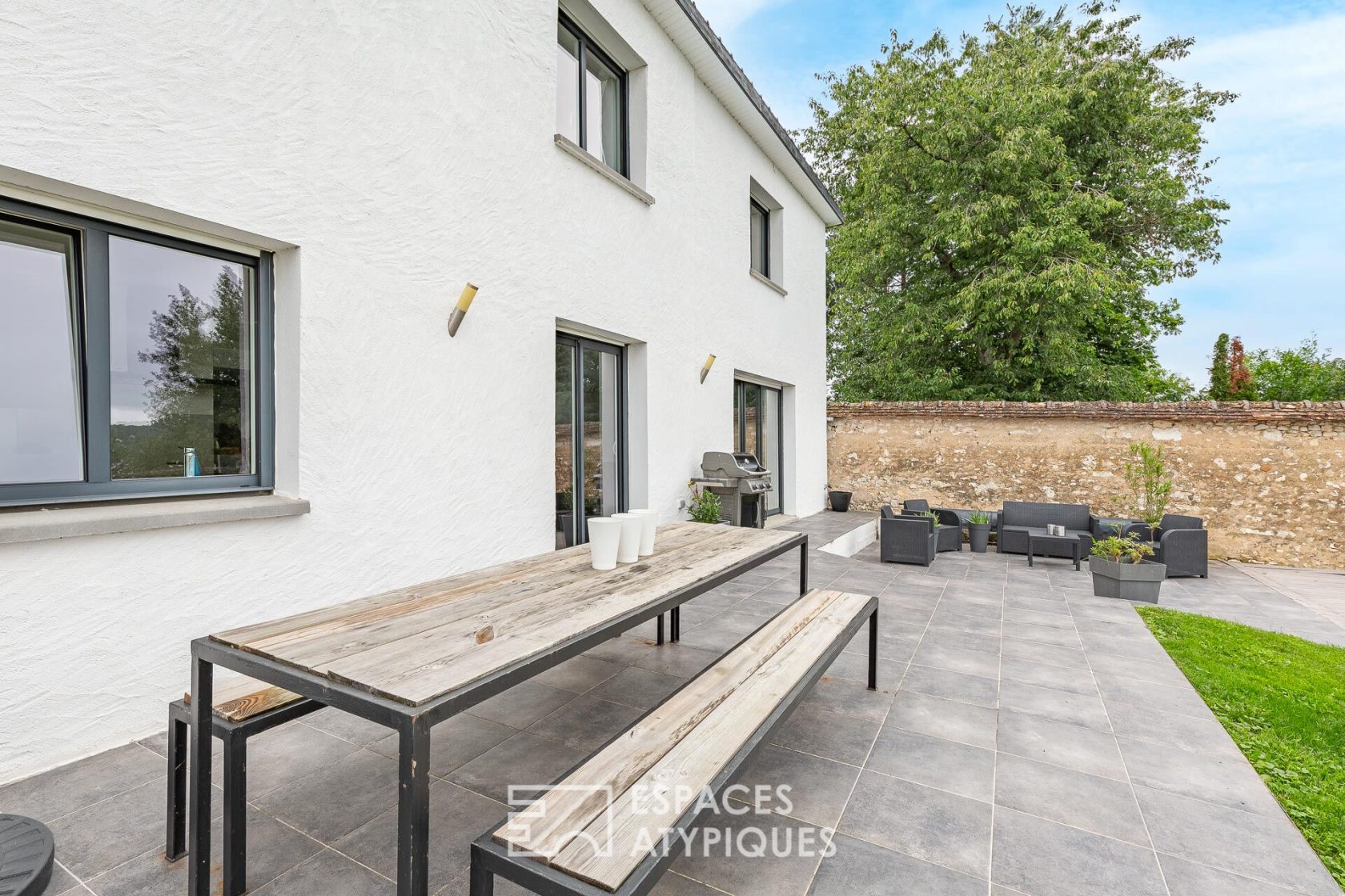 Maison d’architecte contemporaine avec piscine et dépendances