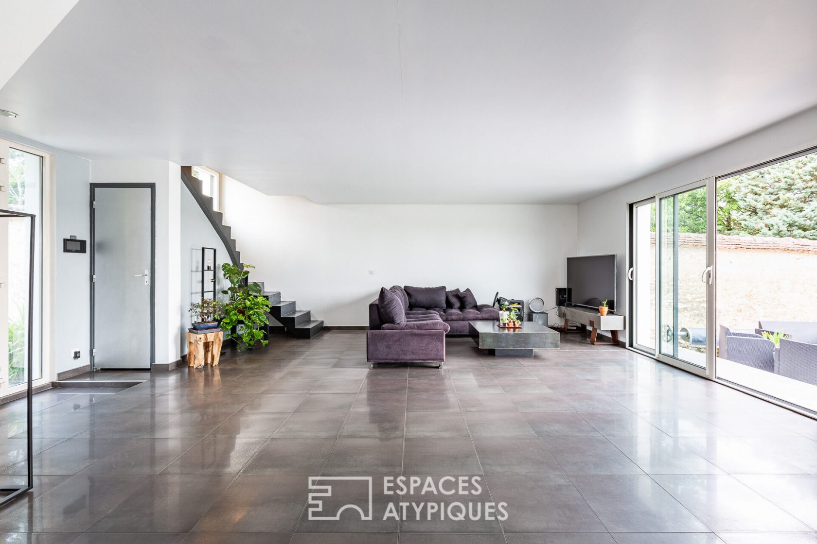 Maison d’architecte contemporaine avec piscine et dépendances