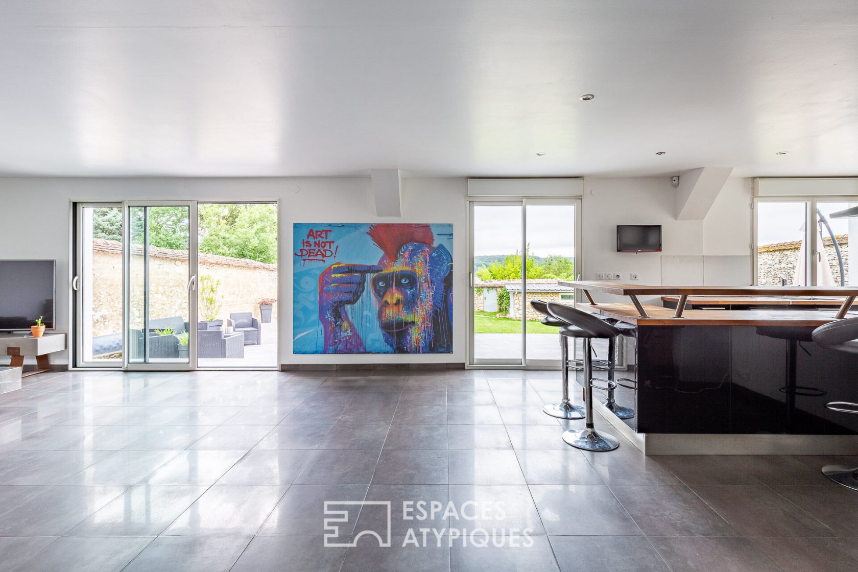 Maison d’architecte contemporaine avec piscine et dépendances
