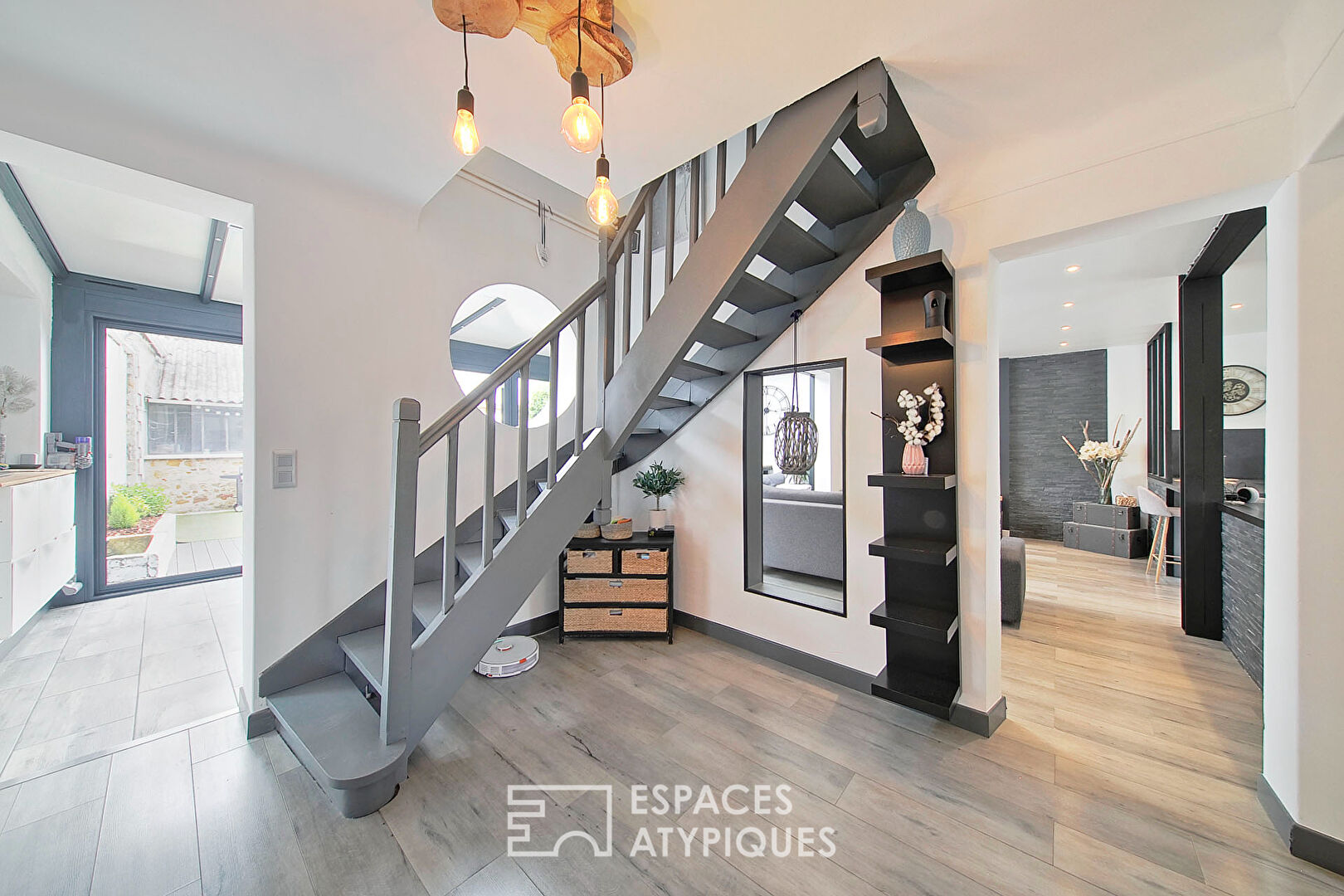 Maison de ville contemporaine avec grande cour et dépendances