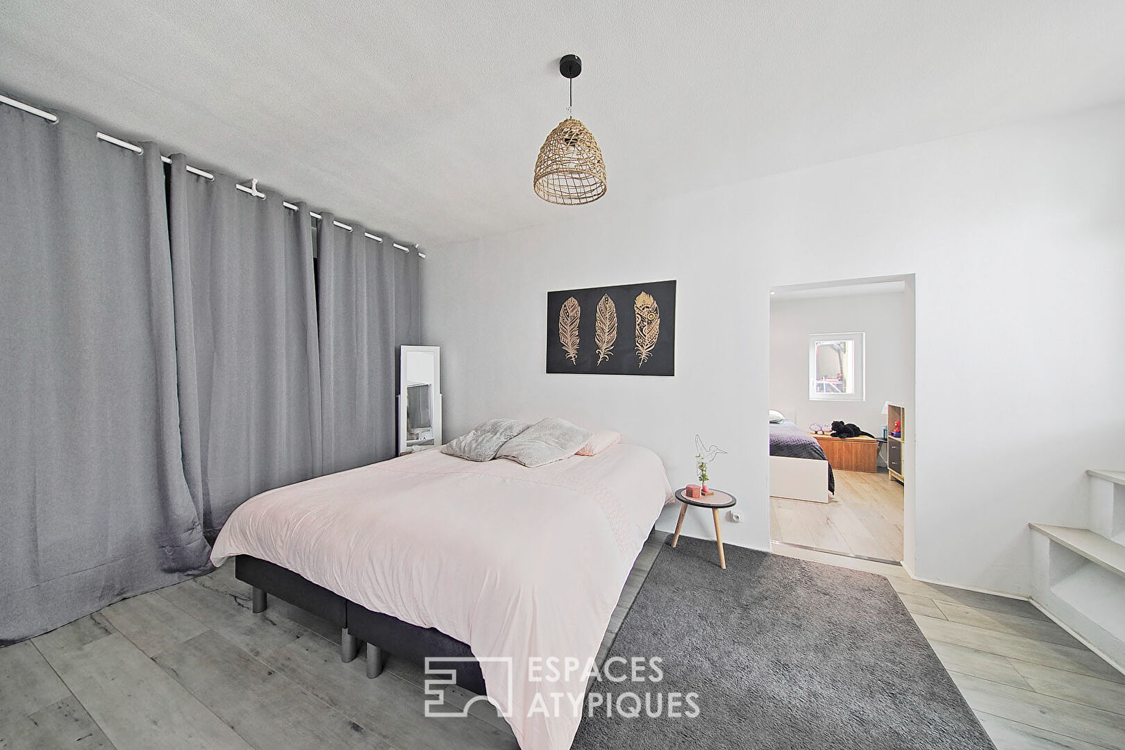 Maison de ville contemporaine avec grande cour et dépendances