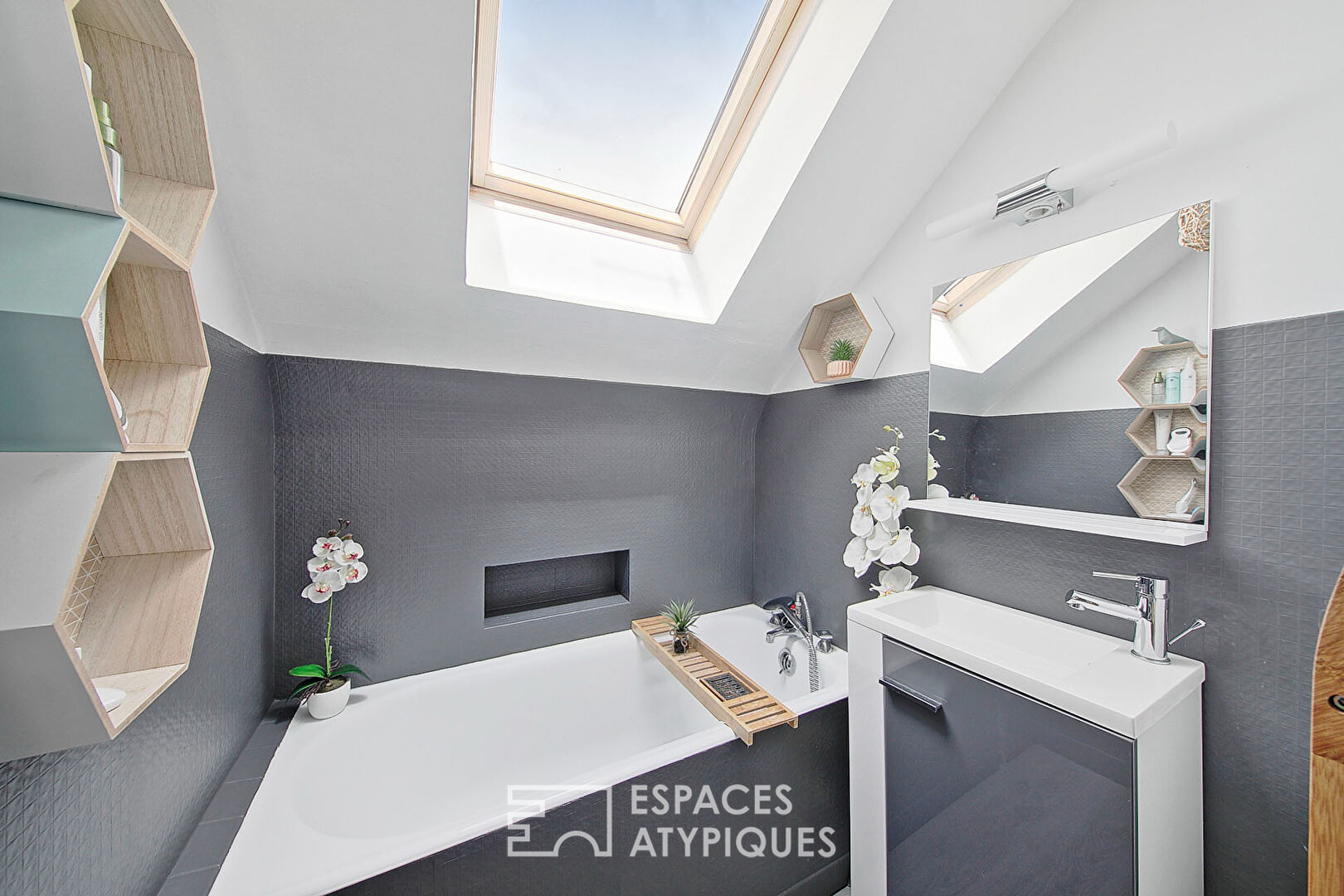 Maison de ville contemporaine avec grande cour et dépendances