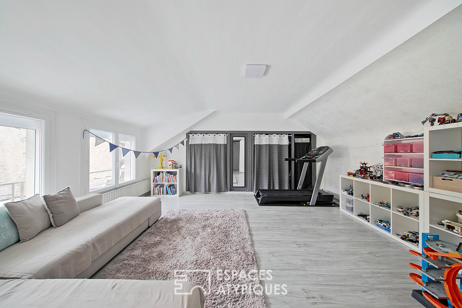 Maison de ville contemporaine avec grande cour et dépendances