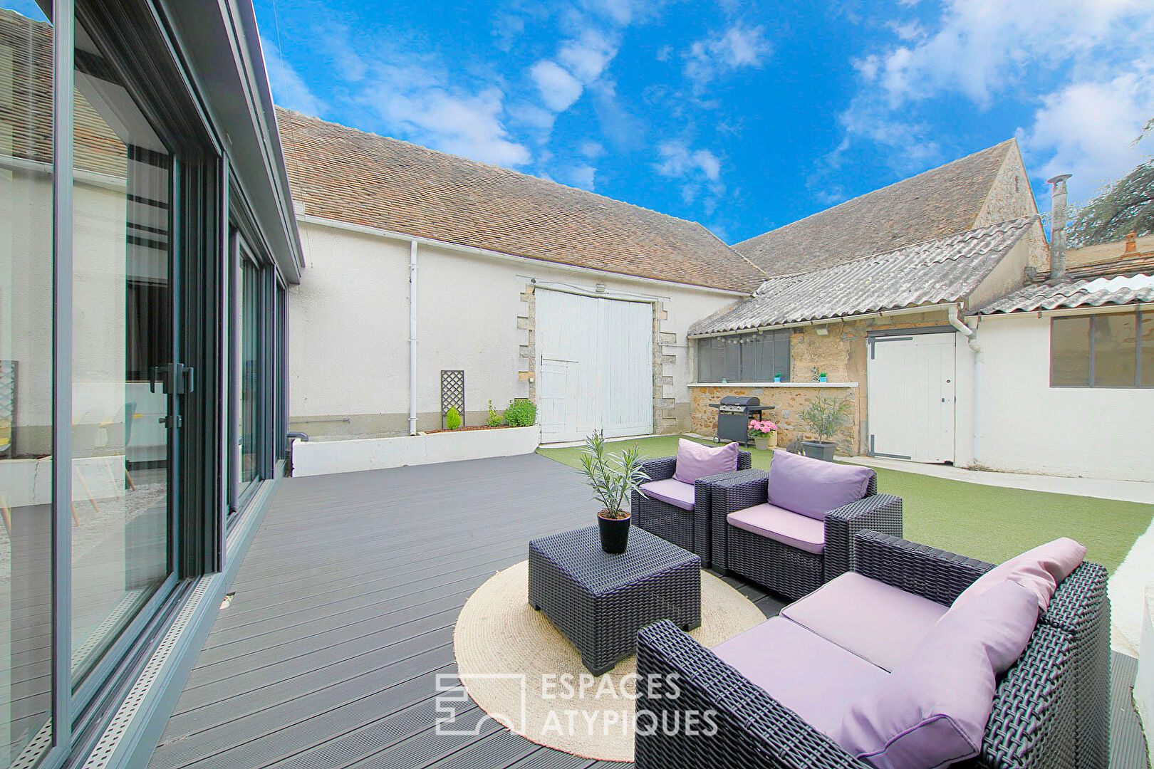 Maison de ville contemporaine avec grande cour et dépendances