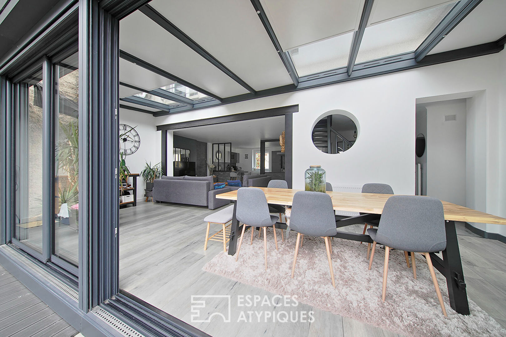 Maison de ville contemporaine avec grande cour et dépendances
