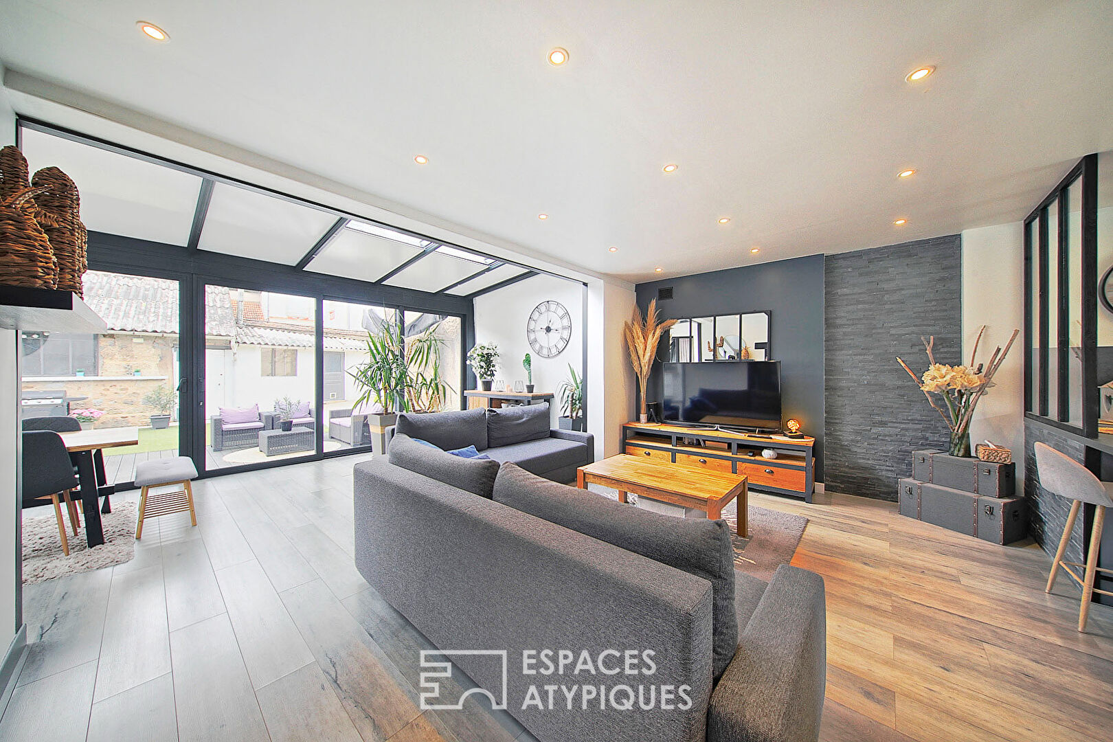 Maison de ville contemporaine avec grande cour et dépendances