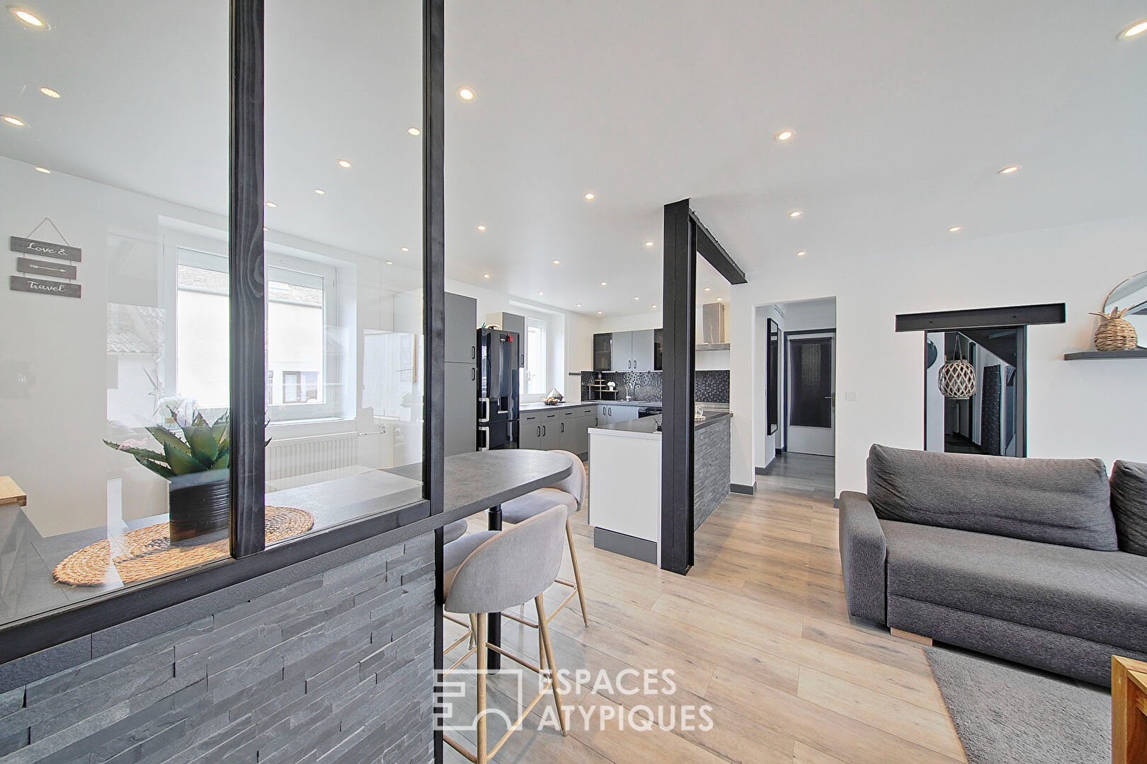 Maison de ville contemporaine avec grande cour et dépendances