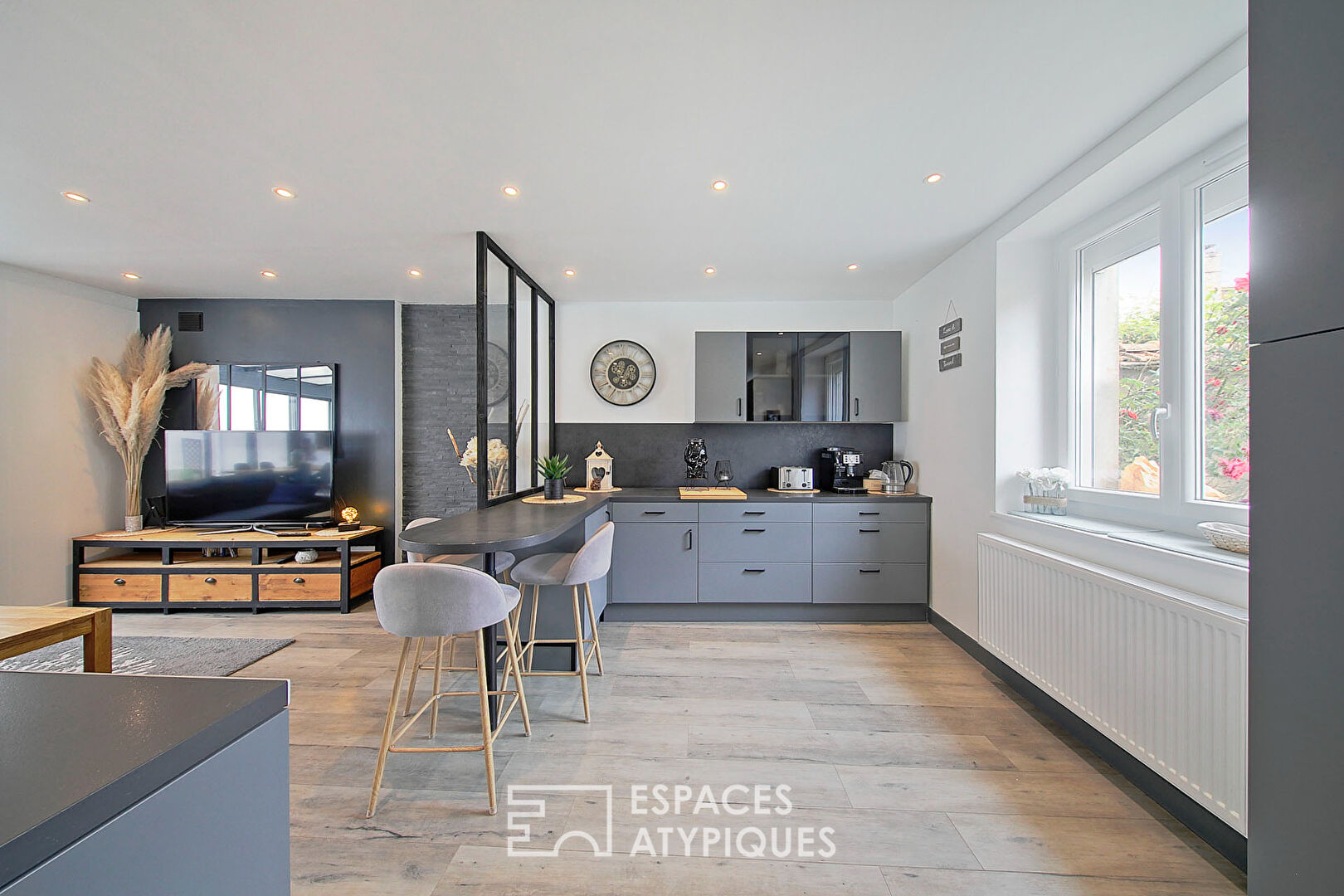 Maison de ville contemporaine avec grande cour et dépendances