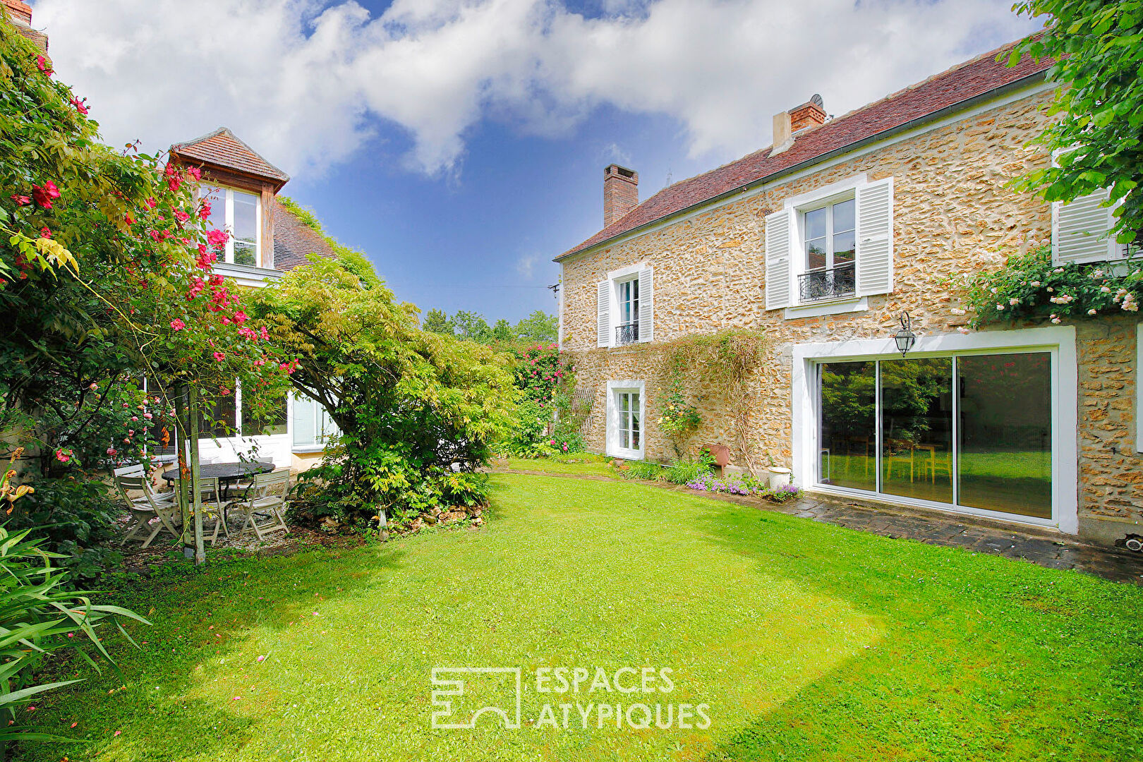 Charming property with landscaped garden and outbuildings