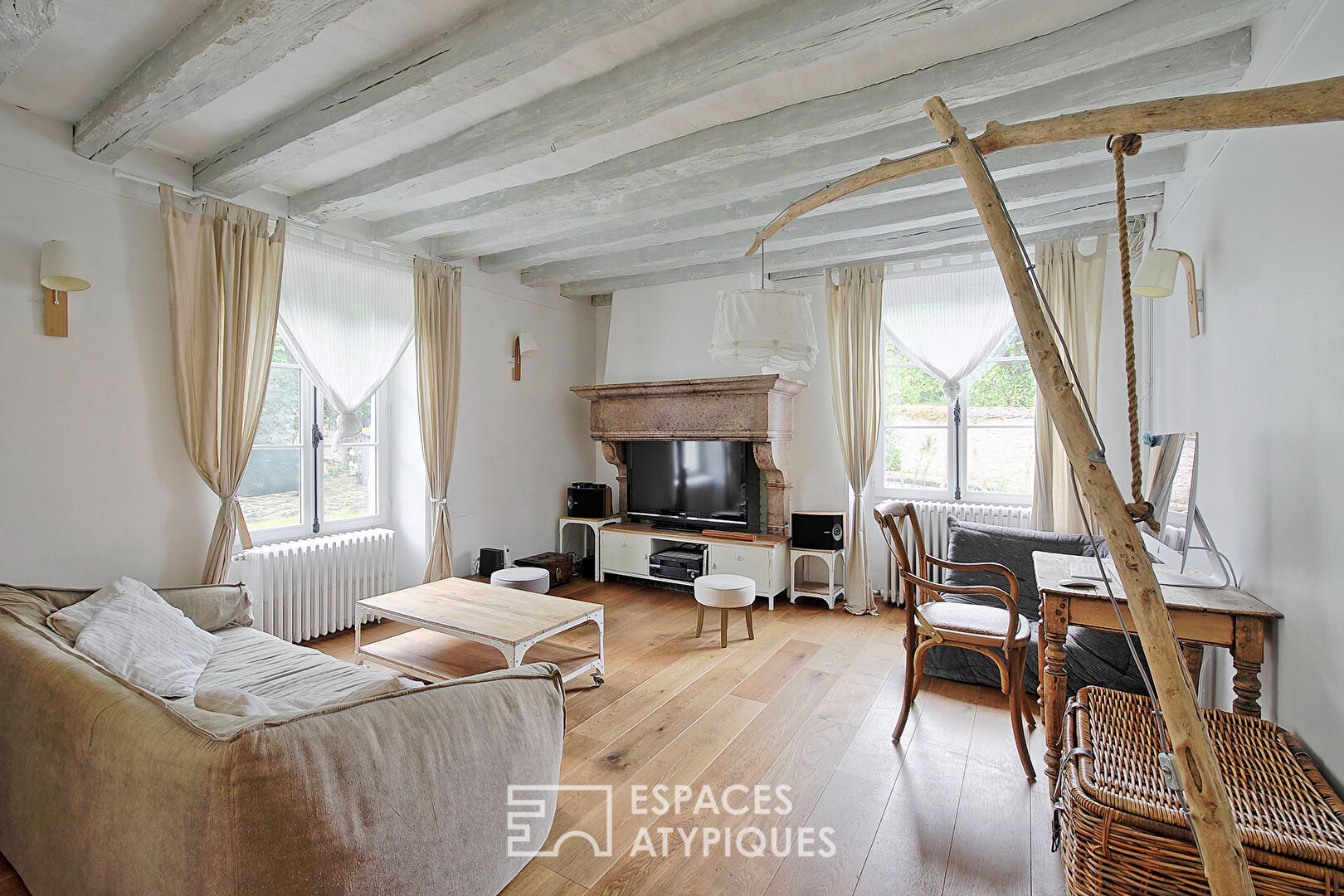 Charming property with landscaped garden and outbuildings