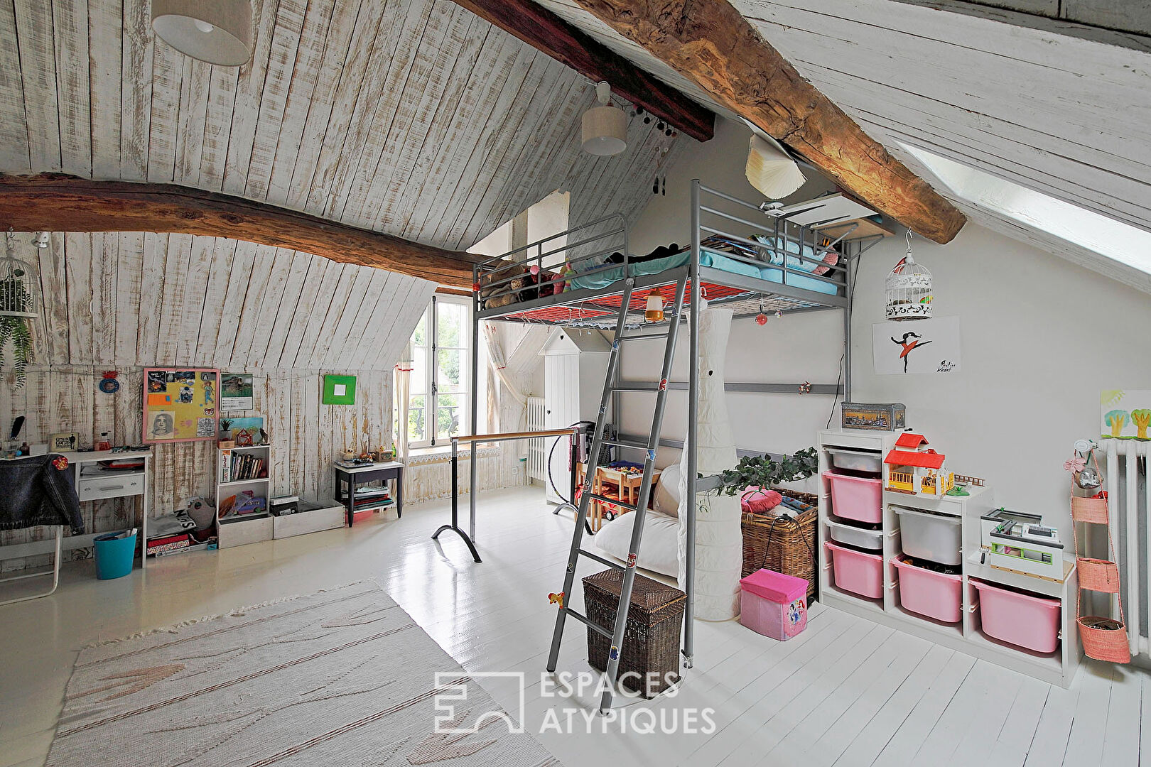 Charming property with landscaped garden and outbuildings