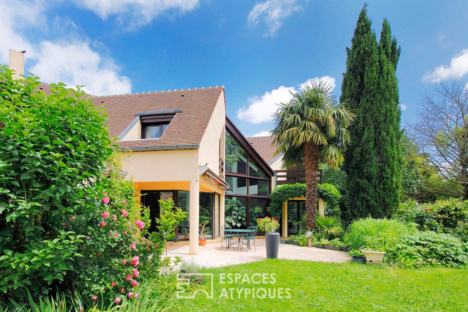 Maison d'architecte avec dépendance et son jardin paysager