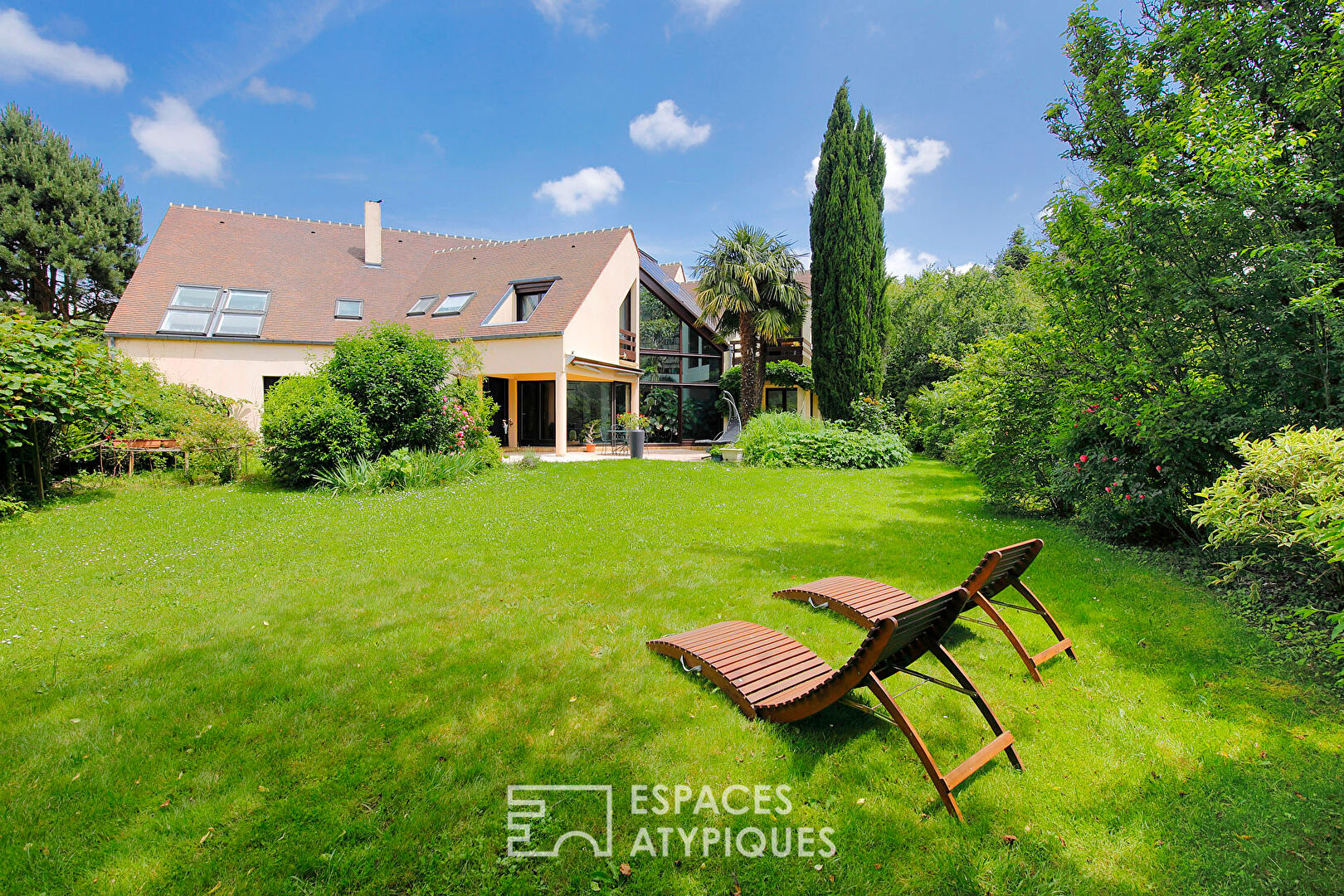 Maison d’architecte avec dépendance et son jardin paysager