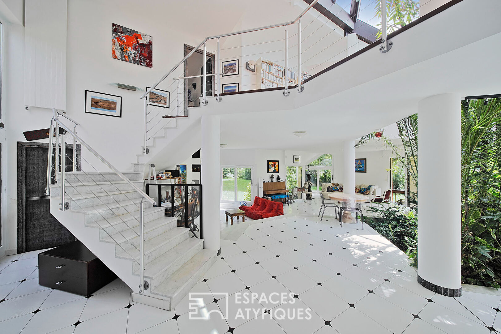 Maison d’architecte avec dépendance et son jardin paysager