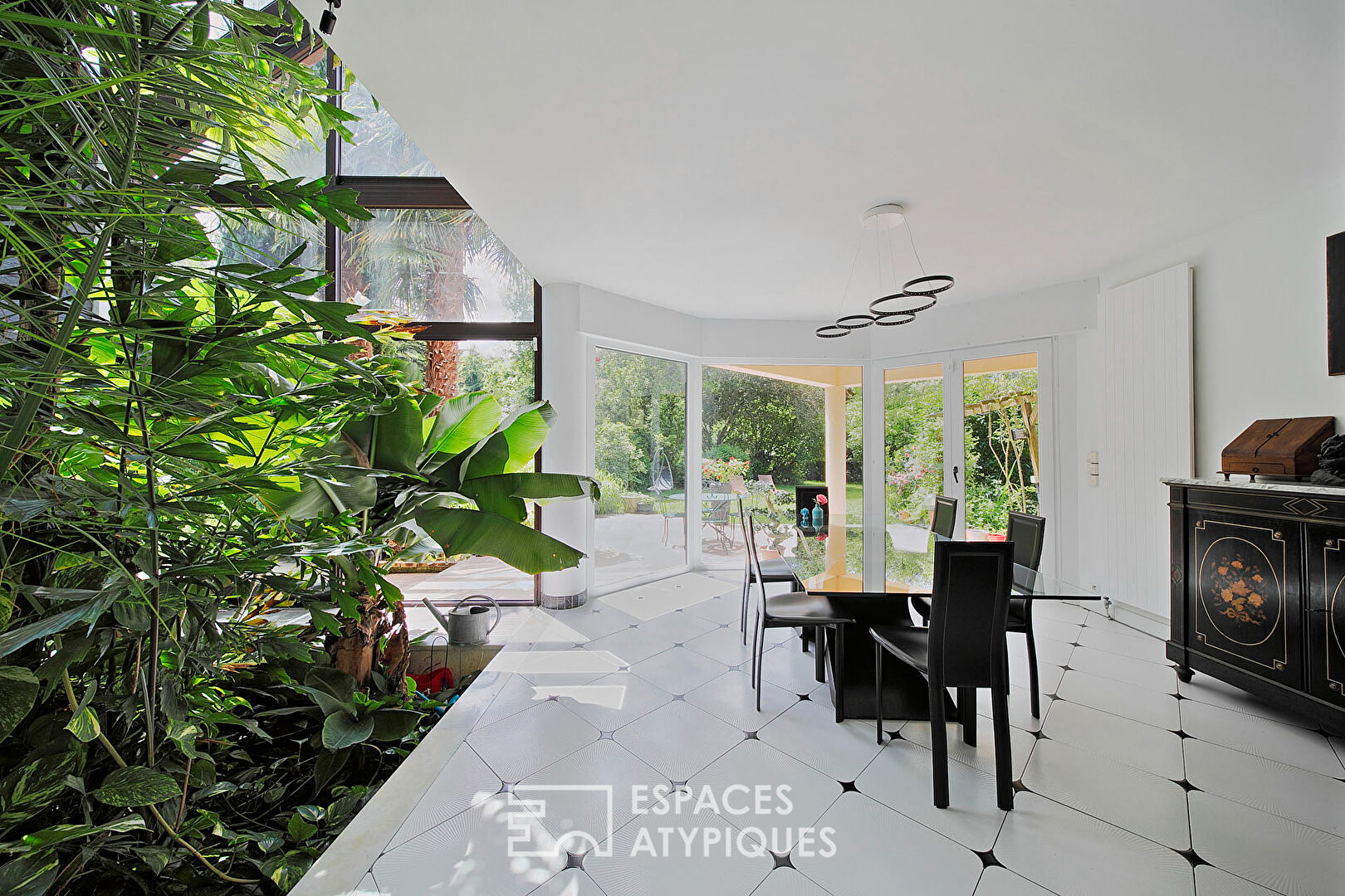 Maison d’architecte avec dépendance et son jardin paysager