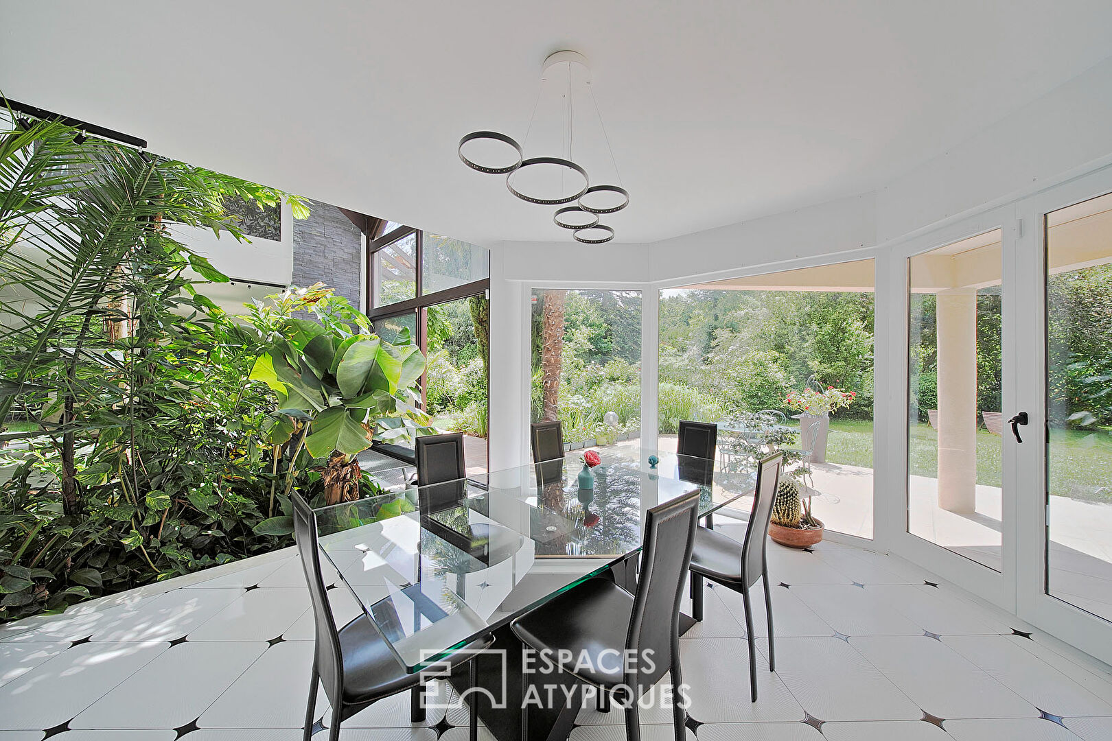 Maison d’architecte avec dépendance et son jardin paysager