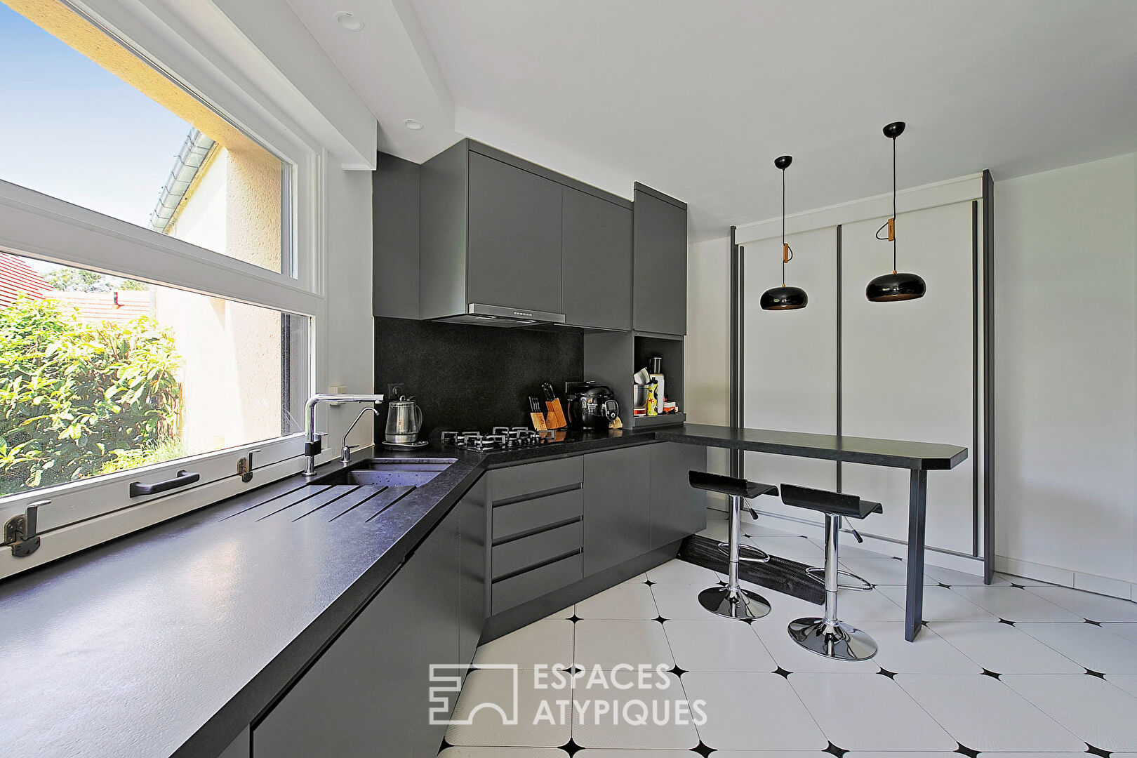 Maison d’architecte avec dépendance et son jardin paysager