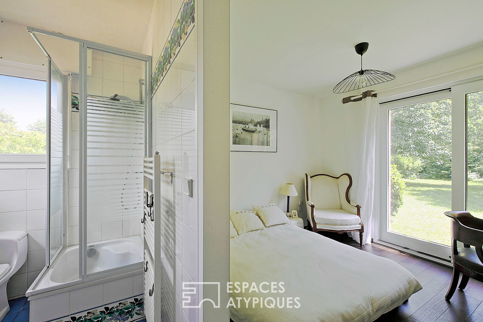 Maison d’architecte avec dépendance et son jardin paysager