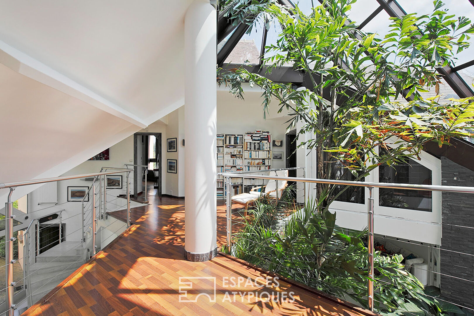 Maison d’architecte avec dépendance et son jardin paysager