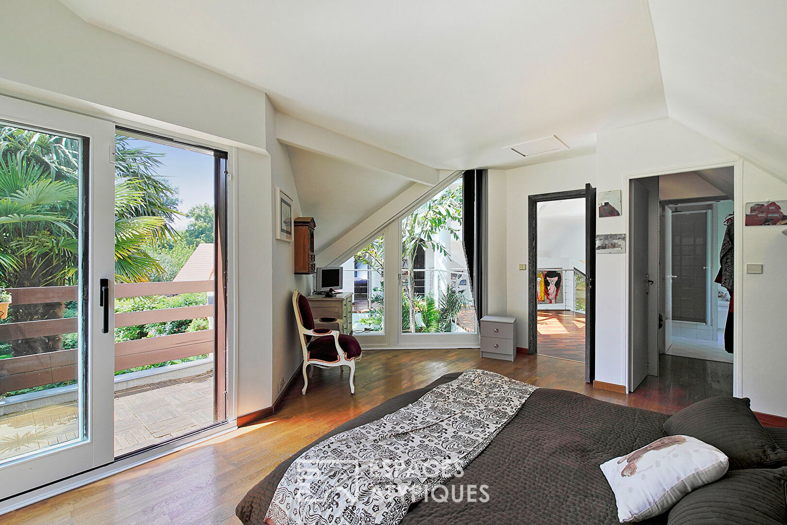 Maison d’architecte avec dépendance et son jardin paysager