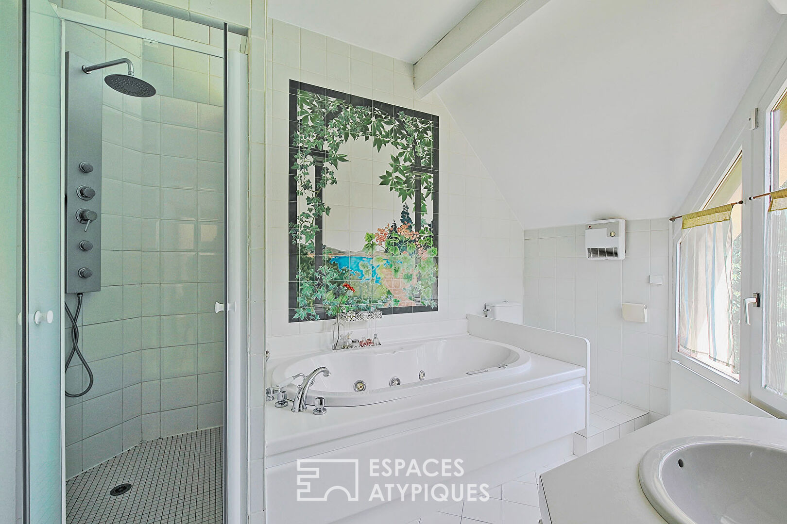 Maison d’architecte avec dépendance et son jardin paysager