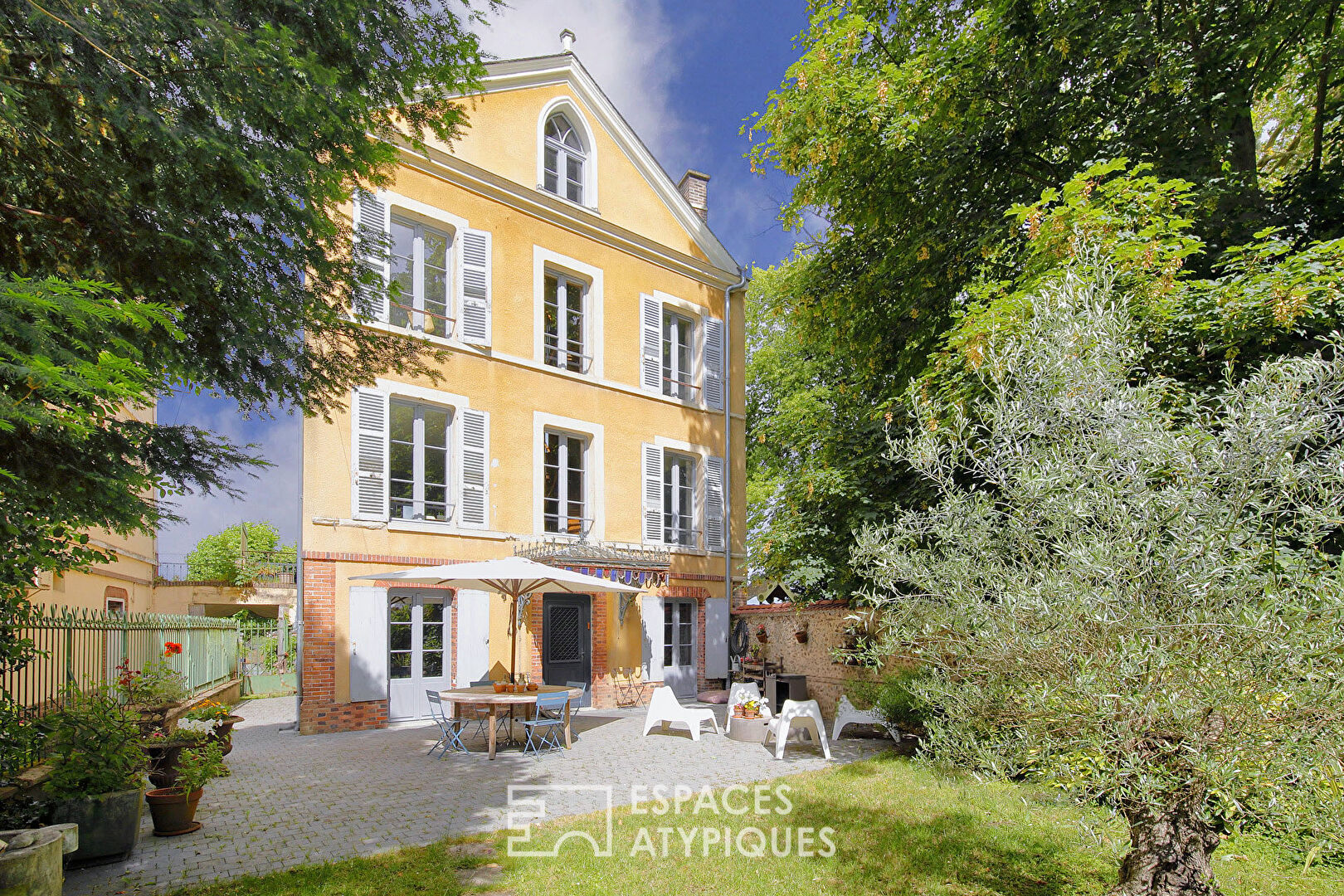 Maison bourgeoise rénovée avec vue et jardin